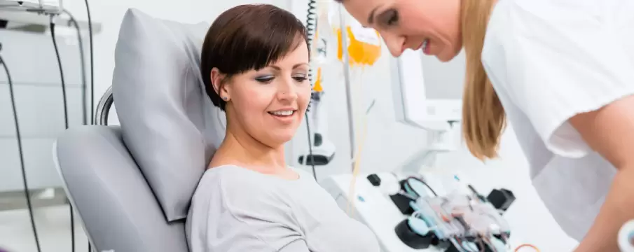 Doctora aplicando sueroterapia